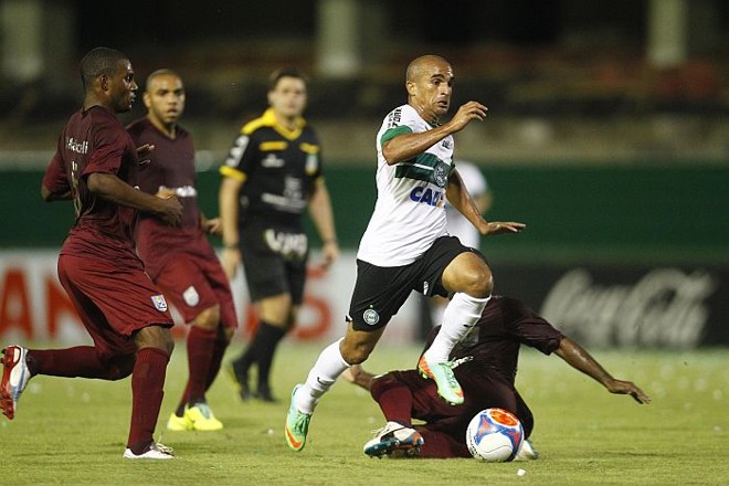Gil arranca com a bola na partida do Coxa com o J.Malucelli |