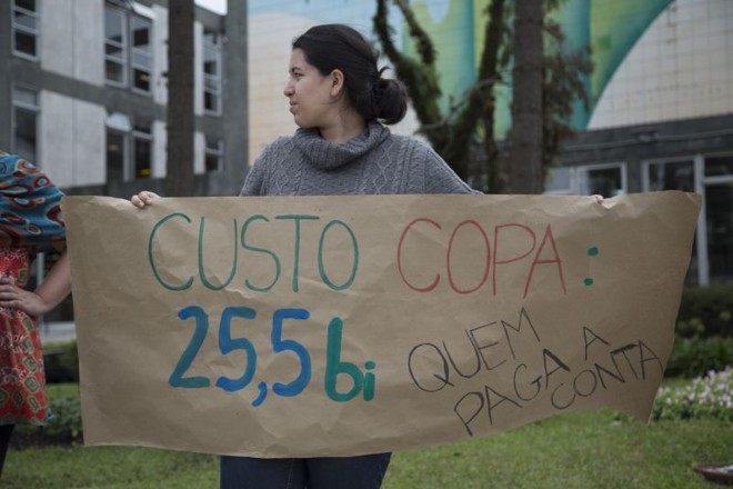 Enquanto a Fifa confirmava Curitiba na Copa, um grupo de dez pessoas foi protestar em frente à Prefeitura |