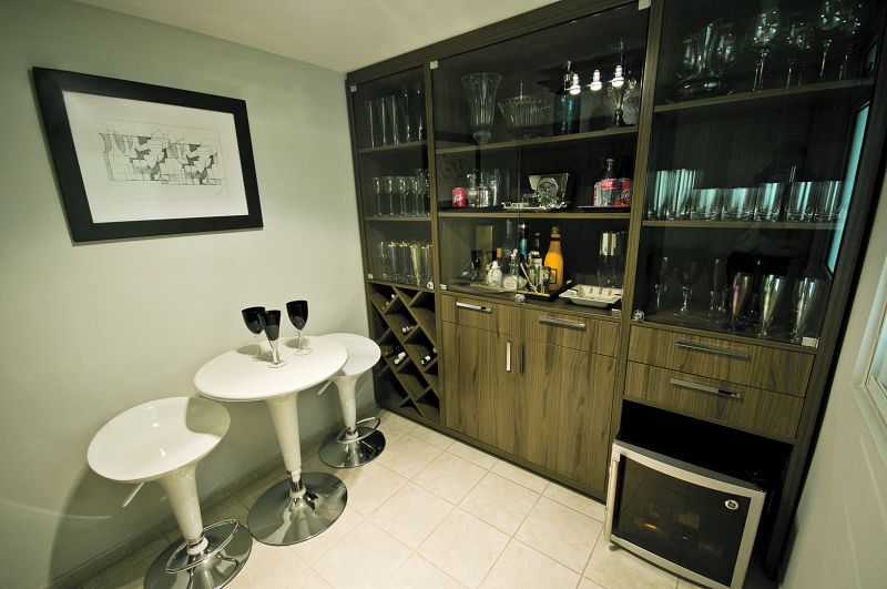 Antiga despensa sem uso, com pouco mais de 6 metros quadrados, virou adega em projeto de Gisela Miró | Patricia Lion/Divulgação