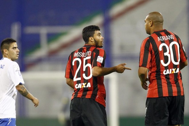 Mosquito e Adriano foram colocados pelo técnico Miguel Ángel Portugal no segundo tempo da partida | 