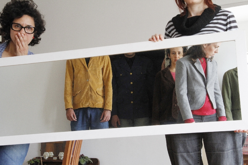 A diretora Sueli Araújo (à esq.) observa ensaio: manter emoção do espetáculo em tênue equilíbrio é um dos desafios que ela propôs | Elenize Dezgeniski/Divulgação