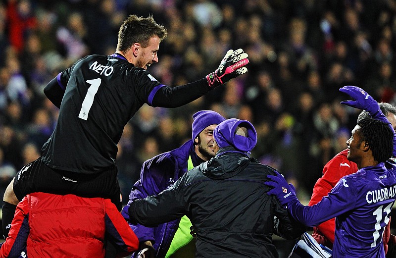Carregado por companheiros, o goleiro brasileiro Neto cumprimenta o colombiano Cuadrado, autor do gol da classificação da Fiorentina | Maurizio Degl´Inocenti / EFE