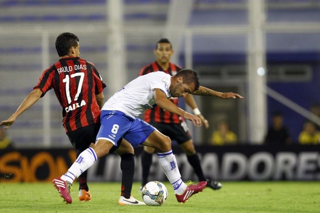 Canteros tenta passar pela marcação do atleticano Paulinho Dias |
