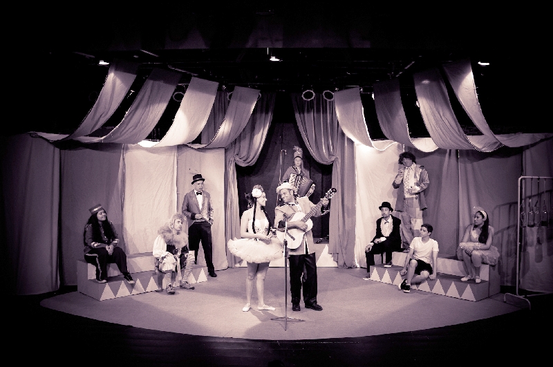 Um picadeiro em decadência é o cenário para canções e causos da dupla caipira | Ana Chris/Divulgação