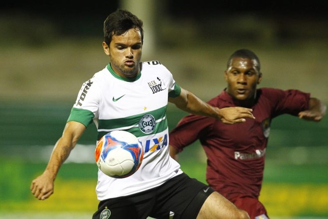 Volante Norberto domina a bola diante do J.Malucelli |