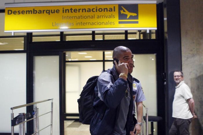Adriano no embarque do Atlético em Porto Alegre na conexão a caminho de Curitiba: Imperador não ficou satisfeito pelo pouco tempo que jogou contra o Vélez | Albari Rosa / Gazeta do Povo