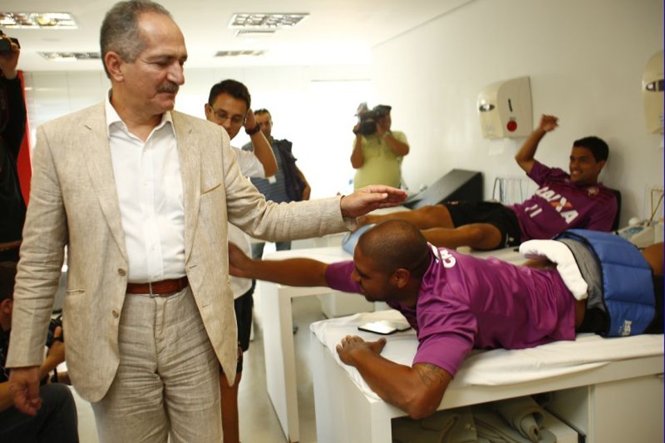 Aldo cumprimenta Adriano: Imperador visivelmente fininho. | Marcelo Andrade/ Gazeta do Povo