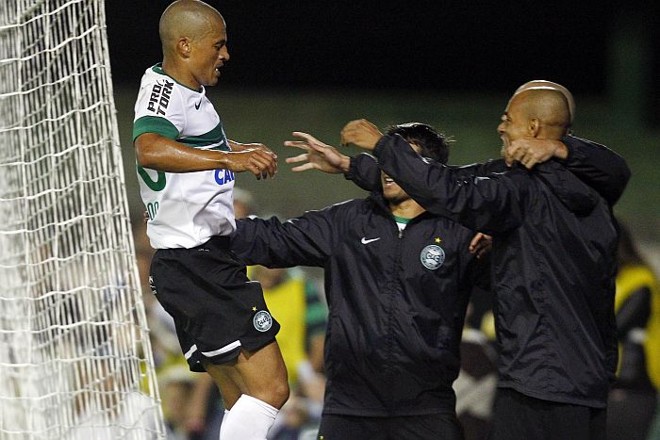 Alex comemora gol de pênalti contra o J.Malucelli na milésima partida da sua carreira |
