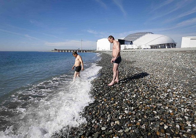 Russos aproveitaram a temperatura mais alta para ir à praia em Sochi nos Jogos de Inverno | 