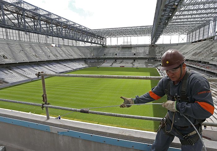 Operário trabalha nas obras da Arena da Baixada: ligação da Fifa teria garantido ao governador Beto Richa que a Copa segue em Curitiba | Rodolfo Bührer / Reuters