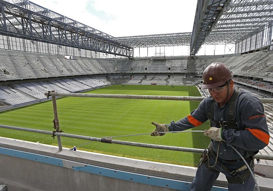 Operário trabalha nas obras da Arena da Baixada: ligação da Fifa teria garantido ao governador Beto Richa que a Copa segue em Curitiba | Rodolfo Bührer / Reuters