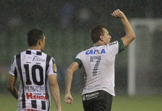 Zé Love subiu para cabecear e sair comemorando gol na sua estreia pelo Coxa |