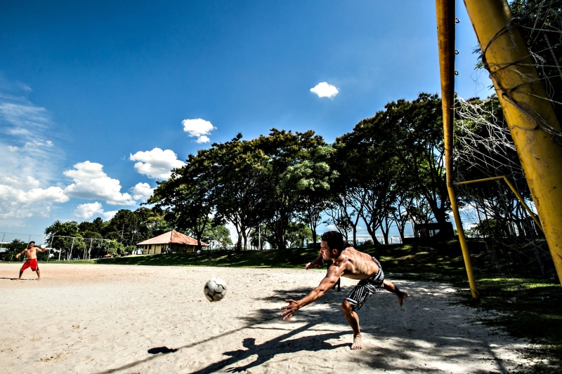 As canchas de areia estão entre os equipamentos mais usados nos parques de Curitiba | Brunno Covello/Gazeta do Povo