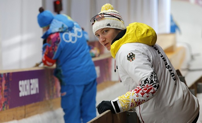 A alemã Tatjana Huefner observa a pista usada pelo luge |
