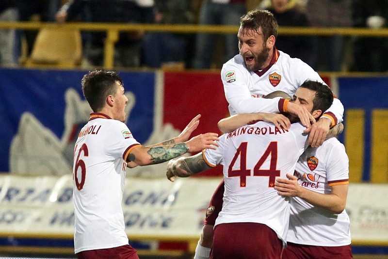 O belga Nainggolan é abraçado pelos companheiros de Roma: camisa 44 fez seu primeiro gol com a camisa do time | Serena Campanini / EFE