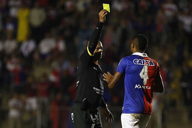 Partida foi marcada pelo alto número de cartões amarelos, como o de Junior Lopes, que recebeu o terceiro dele na competição |