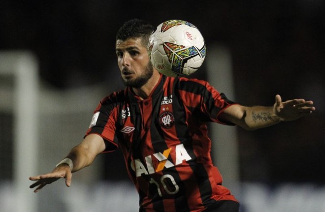 Fran Mérida protege a bola durante vitória atleticana |