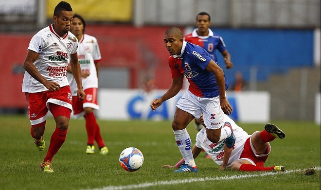 Partida teve lances de bastante força | 