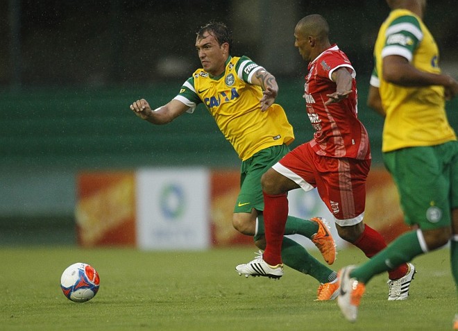 Partida foi disputada sob chuva no Couto Pereira |