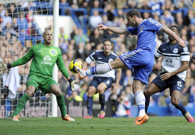 Bransilav Ivanovic (ao centro), do Chelsea, chuta contra o gol do Everton | EFE/EPA/GERRY PENNY