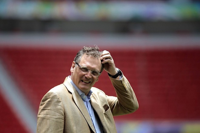 Jérôme Valcke esteve inspecionando o Mané Garrincha nesta segunda-feira e viu que o descanso do gramado melhorou o piso | Ueslei Marcelino / Reuters