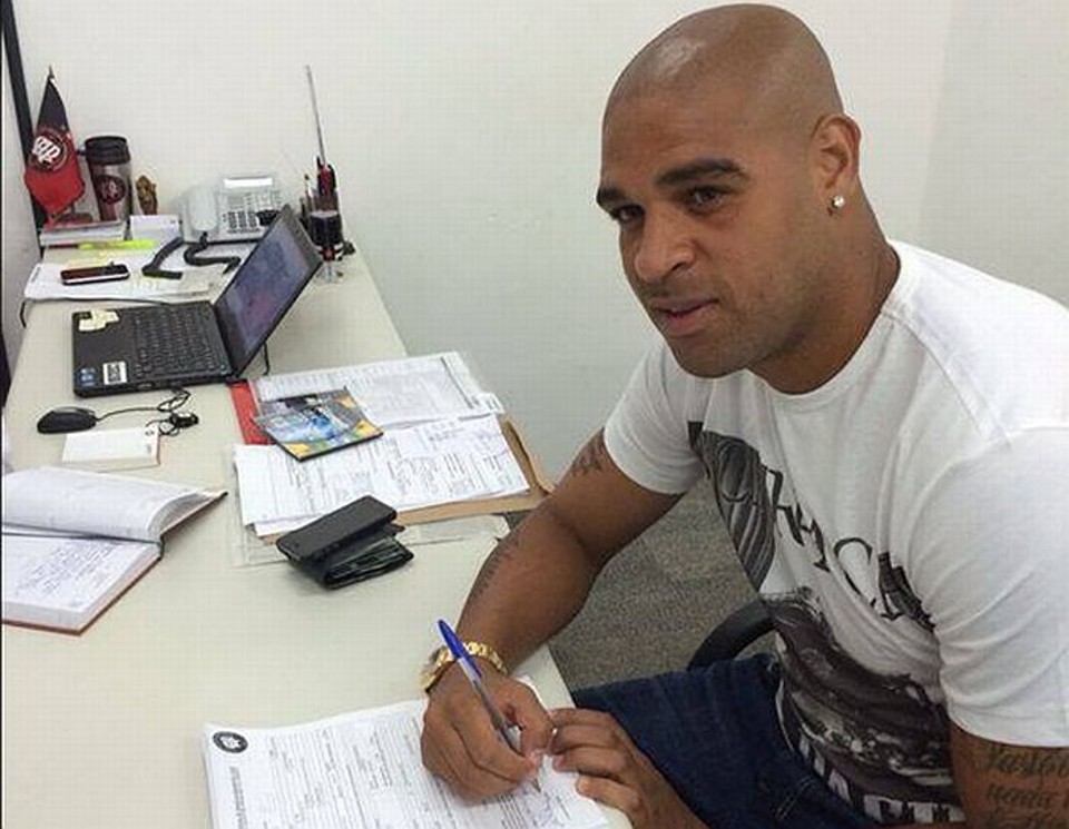Adriano assinando o contrato com o Atlético | Divulgação MCAtrês