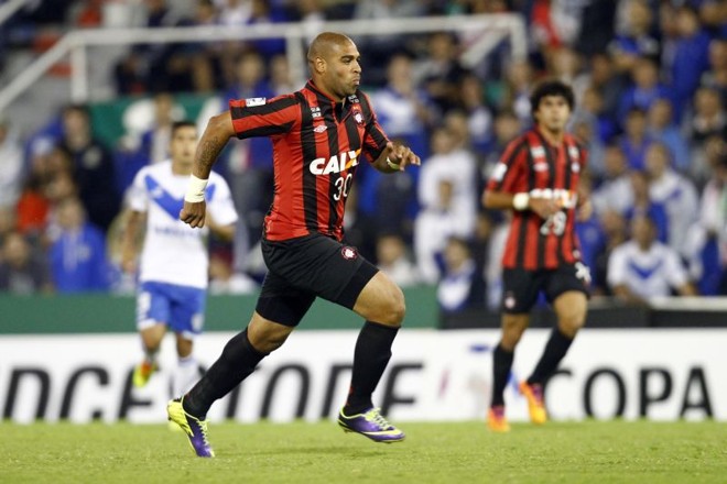 Adriano engata uma corrida no gramado do José Amalfitani | 