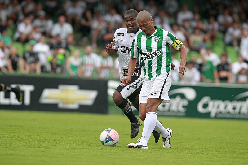 No último duelo entre as equipes, em 2013, Coritiba e Operário empataram por 1 a 1 | Antônio More / Gazeta do Povo