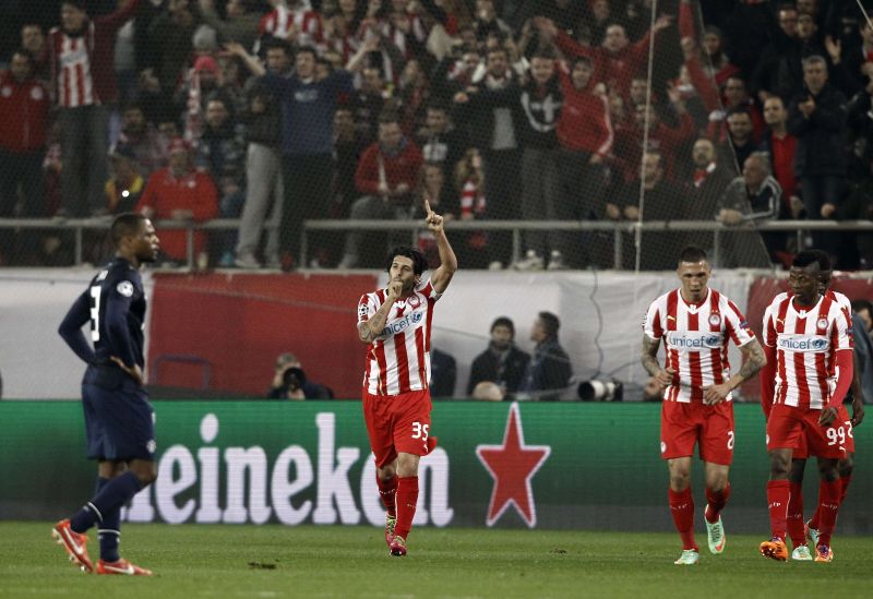 Alejandro Domínguez comemora primeiro gol do Olympiakos sobre o Manchester United em Atenas | Yorgos Karahalis / Reuters