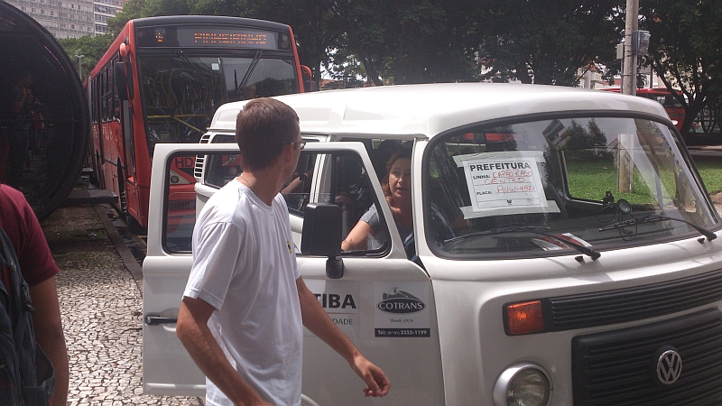 Kombis levam passageiros do Centro de Curitiba para os bairros e também fazem viagens no sentido contrário | Antonio More / Agência de Notícias Gazeta do Povo