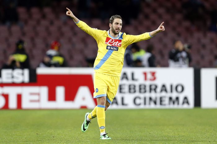 Gonzalo Higuaín marcou duas vezes para decretar a vitória napolitana contra o Milan de Kaká e Robinho | Reuters