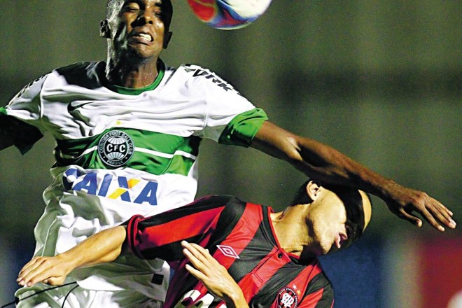 Cena clássica de um Atletiba: muita marcação e rivalidade | 