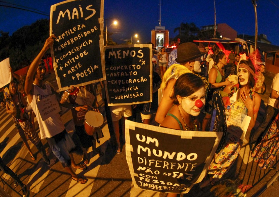 Cartazes e instrumentos musicais foram a munição do protesto no Costão do Santinho. | Hugo Harada/ Gazeta do Povo