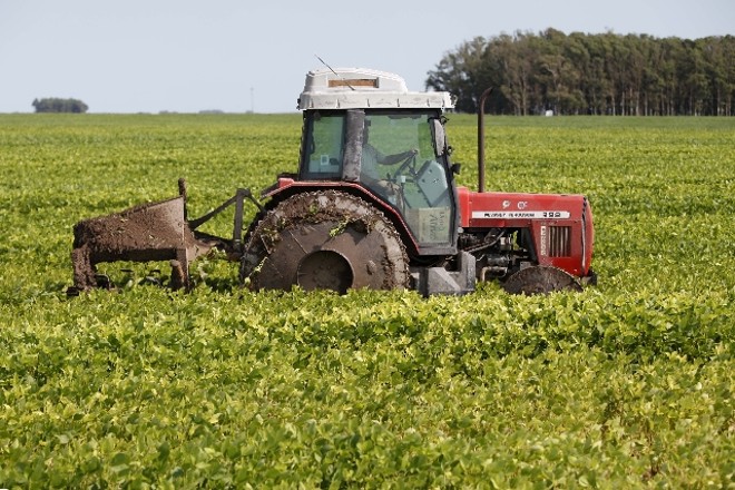 Trator com rodado especial abre dreno para evitar acúmulo água, que mataria a soja |