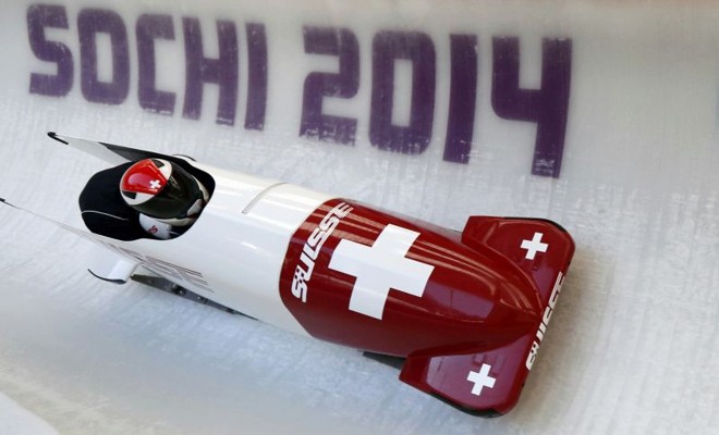 Carro suíço na competição de bobsled |