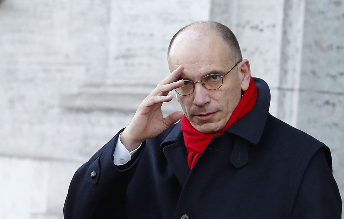 Enrico Letta acena para jornalistas ao deixar a sua casa em Roma na manhã desta sexta-feira (14) | Reuters/Remo Casilli