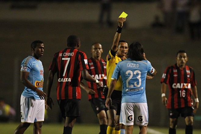 Árbitro paraguaio Antônio Arias distribuiu diversos cartões durante a partida |