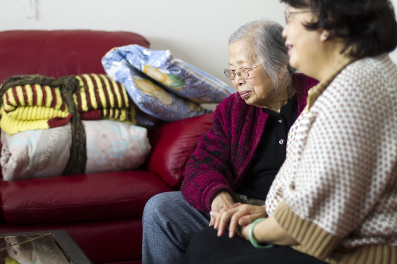 Phuong Lu deixou seu emprego dois anos atrás para cuidar em casa de sua mãe, Doanh Nguyen, que tem a doença de Alzheimer | Jessica Kourkounis/The New York Times