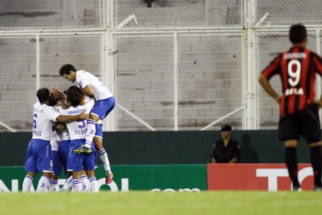 Éderson lamenta enquanto jogadores argentinos comemoram o primeiro gol da partida |