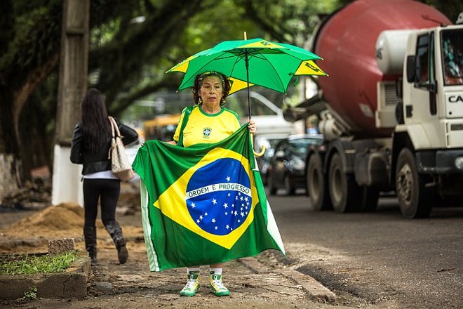 Maria Neusa, única torcedora em frente da Arena da Baixada durante a vistoria da Fifa | 