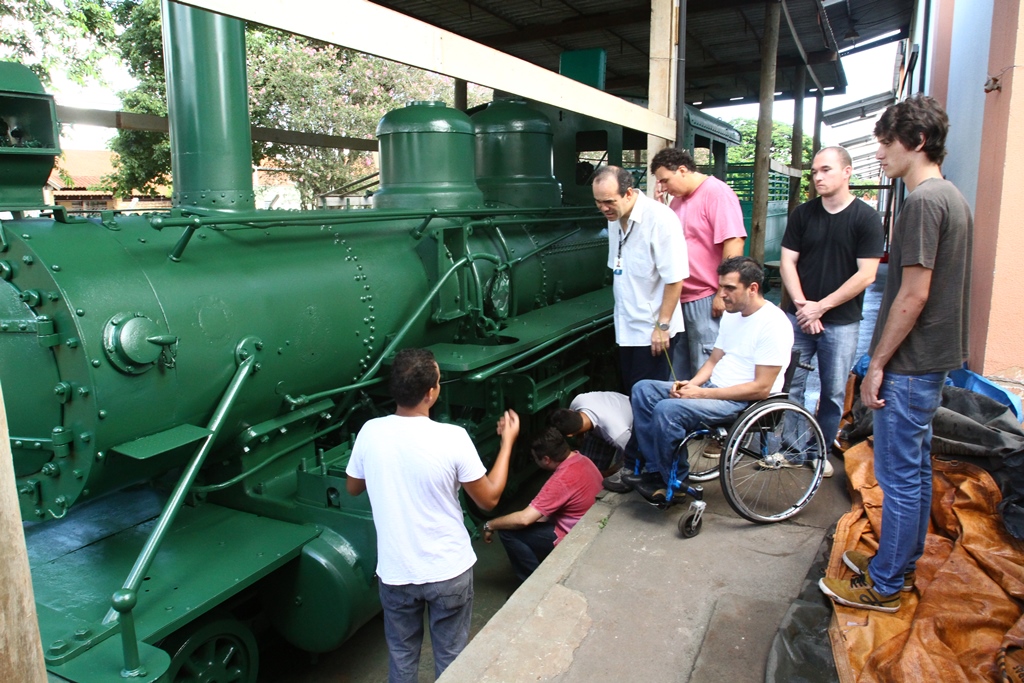 Alunos pesquisam e ajudam a reconstruir peças danificadas de locomotiva centenária. | Roberto Custódio / Jornal de Londrina