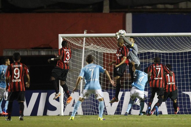 Weverton tira a bola de soco em lance de ataque do Sporting Cristal |