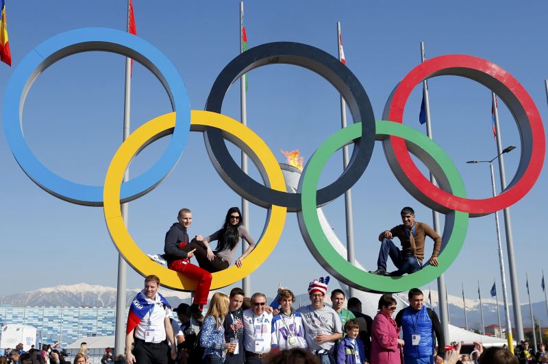 Visitantes se divertem com os Arcos Olímpicos | Reuters