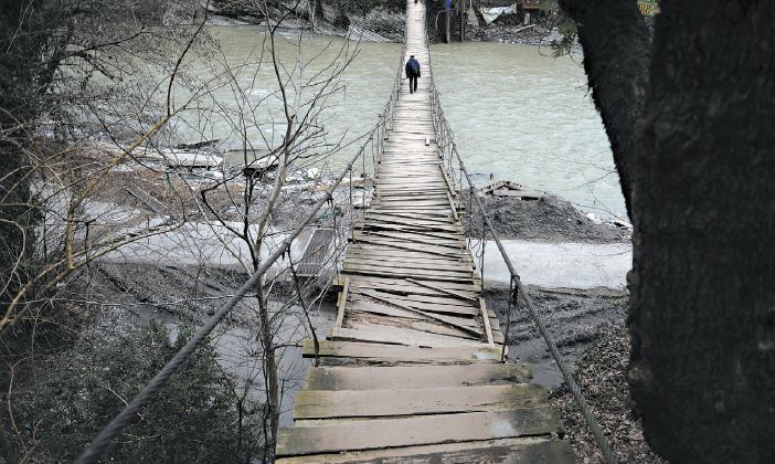 A passarela levando a Akhshtyr, uma aldeia acima de Sochi excluída das opções de transporte que costumava ter | James Hill for The New York Times