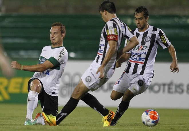 Zé Love finaliza jogada de ataque. Atacante iniciou a virada do Coritiba |