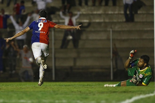 Giancarlo comemora o gol de empate do Paraná |