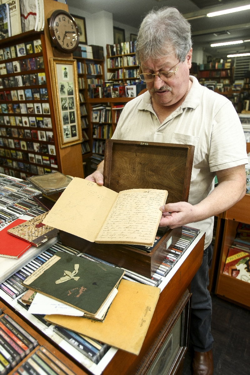 Paulo e sua caixa de guardados: janelas para a vida das pessoas | André Rodrigues / Gazeta do Povo