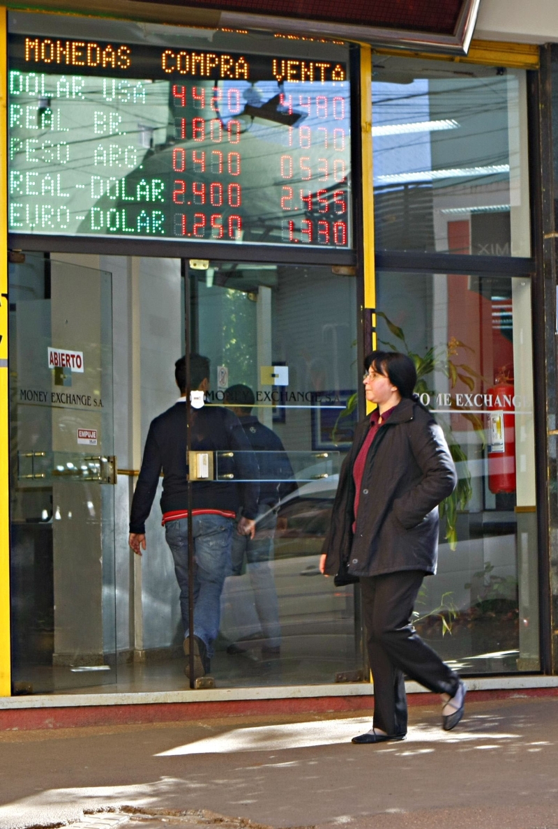 Com a mudança no IOF, cresceu a procura por dinheiro em espécie nas casas de câmbio | Christian Rizzi/Gazeta do Povo