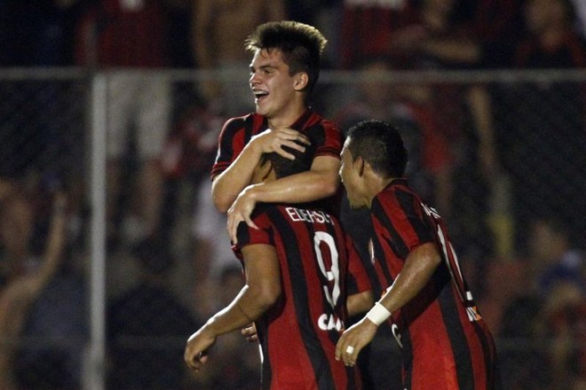 Gol de pênalti de Éderson nos acréscimos evitou a eliminação precoce e levou a decisão da vaga para os pênaltis |