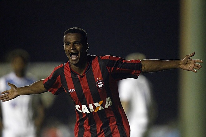 Mário Sérgio comemora o seu gol |